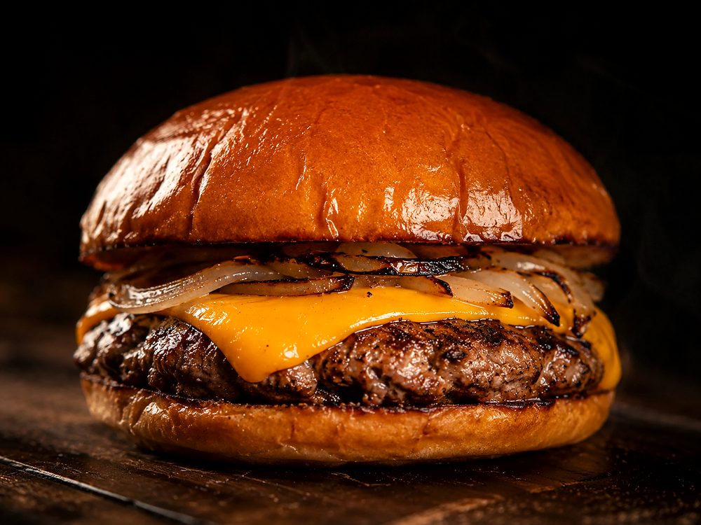 Hambúrguer Classic da Bullgers, com cheddar derretido e cebola grelhada