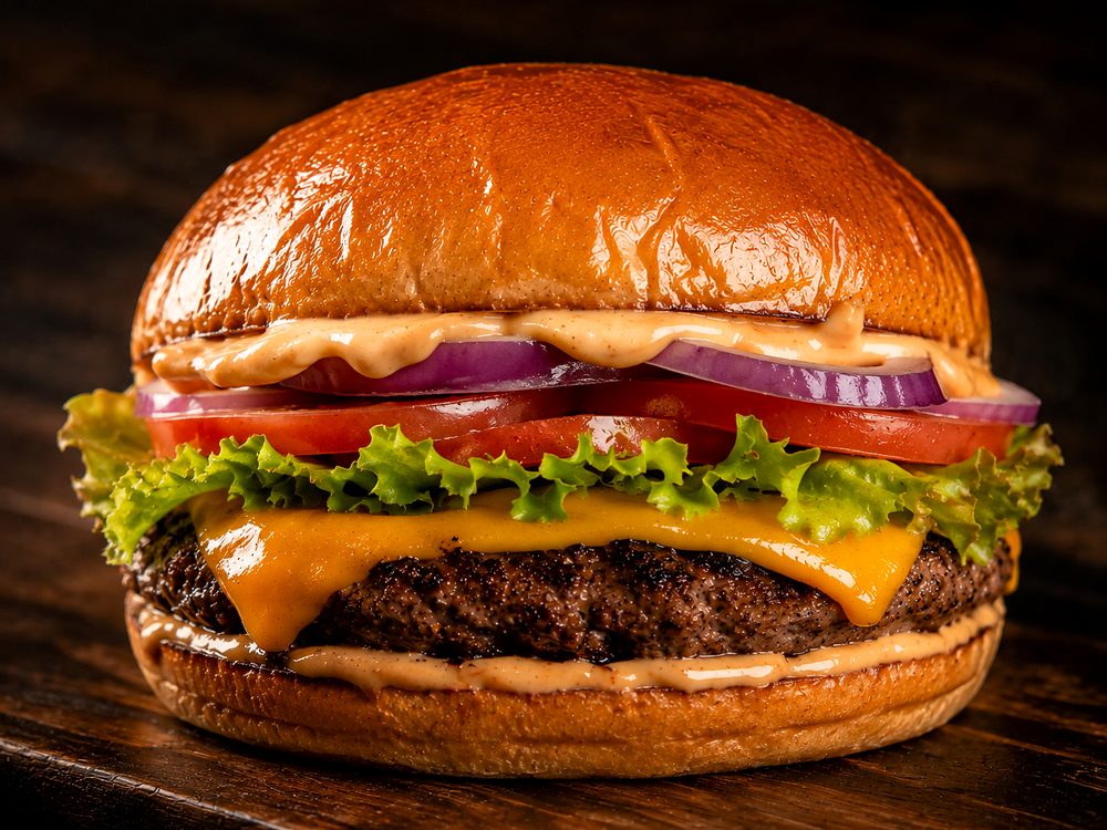 Hambúrguer da Bullgers com cheddar, alface, tomate e cebola roxa