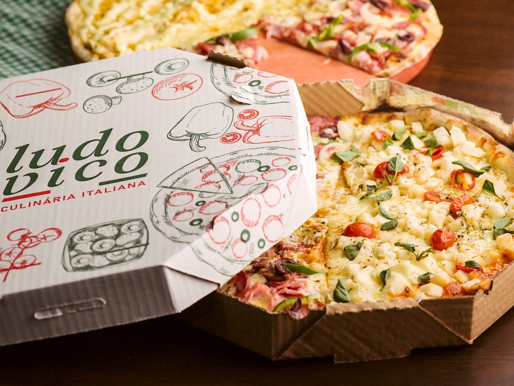 Pizza da Ludovico Pizza na caixa aberta, com a tampa mostrando o nome da pizzaria