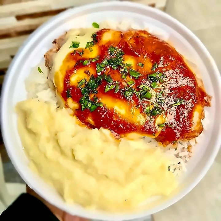 Parmegiana com arroz e purê de batata
