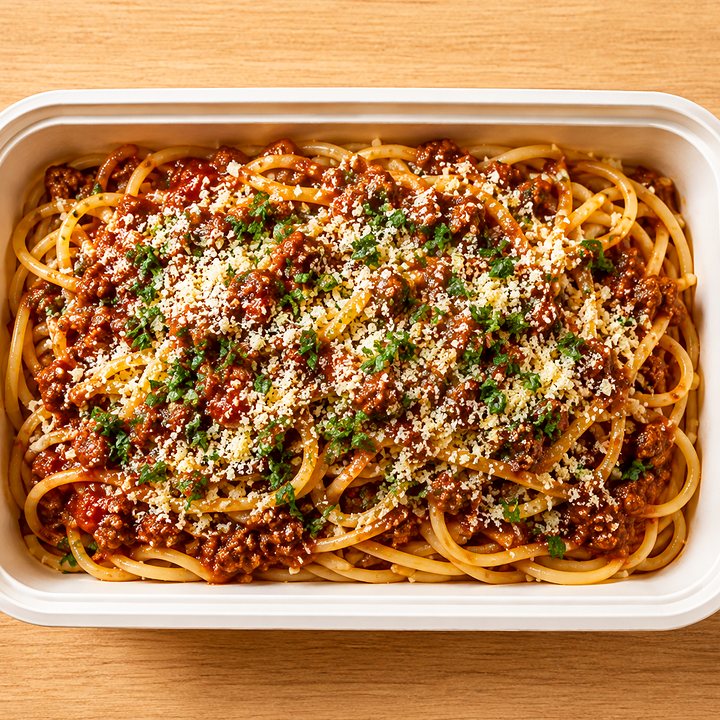 Espaguete à bolonhesa com parmesão e salsinha, em vista de cima
