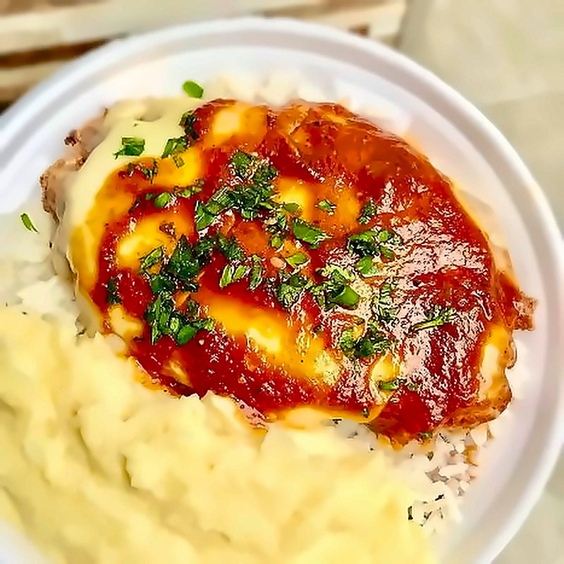 Parmegiana com arroz e purê de batata em tigela branca