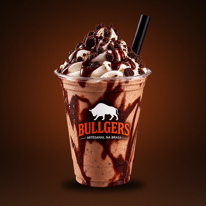 Milk-shake de chocolate com chantilly e pedaços de biscoito