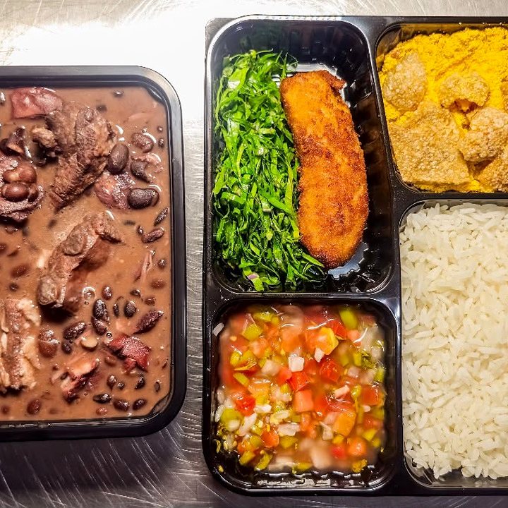 Feijoada na marmita, com couve, banana frita, farofa com torresmo, vinagrete e arroz