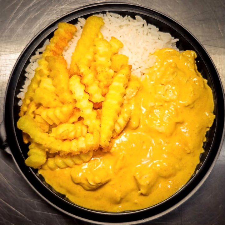Strogonofe com arroz e batata frita ondulada