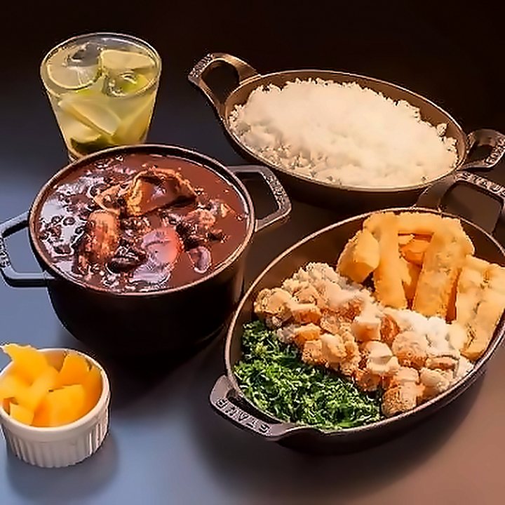 Feijoada na panela de ferro com arroz, couve e torresmo