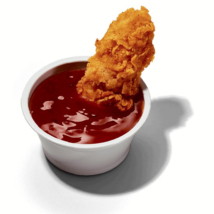 Pote de molho de pimenta doce com um pedaço de frango empanado