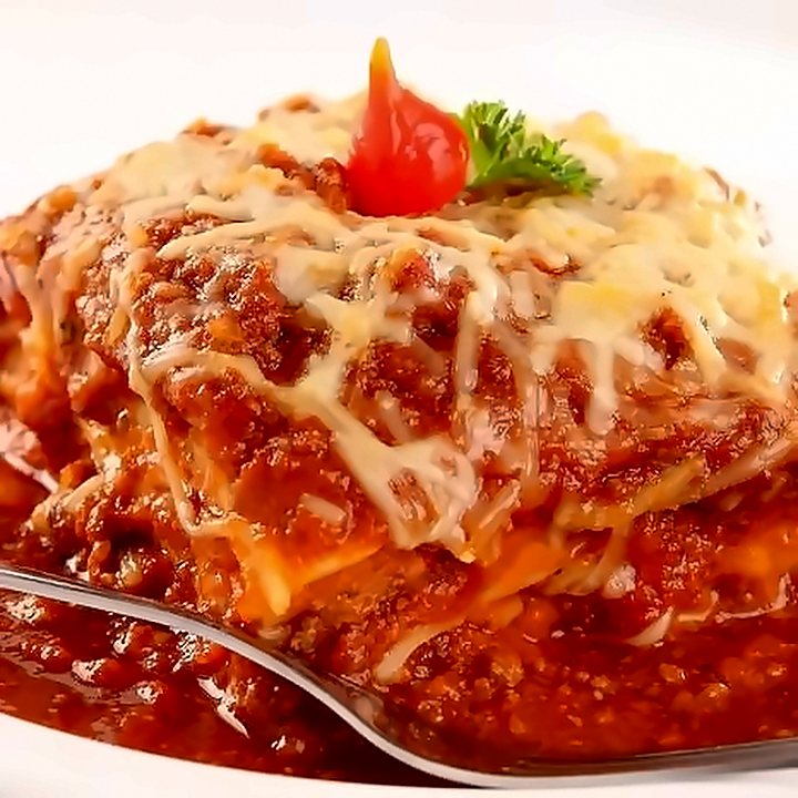 Lasanha à bolonhesa gratinada com pimenta